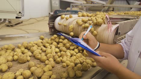 Trabajador-Agrícola-Tomando-Notas-En-Las-Instalaciones-De-Almacenamiento-De-Patatas.